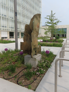 915007 Afbeelding van een bronzen beeldhouwwerk dat onlangs geplaatst is op de voorhof van het nieuwe complex van het ...